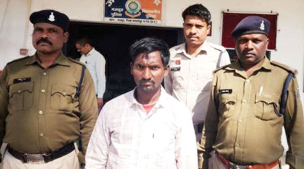 बुजुर्ग किसान से ठगी, दो आरोपी गिरफ्तार, बाइक भी जब्त