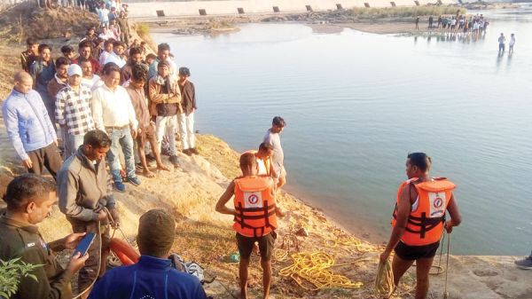 एनीकट में नहाते डूबे दो नाबालिग, तलाश