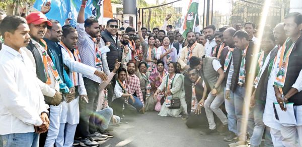 कांग्रेस के आंदोलन में दिखी गुटबाजी