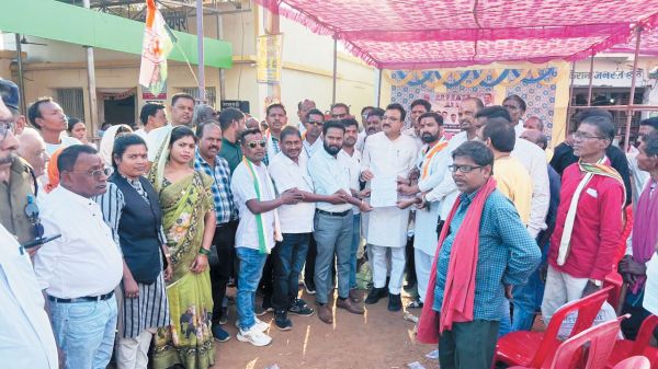 सडक़ निर्माण को लेकर कांग्रेस का धरना-प्रदर्शन