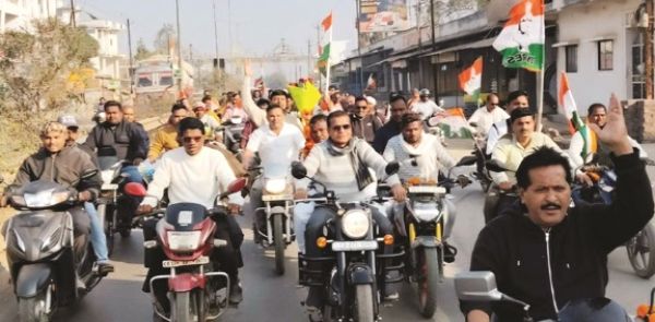 स्वागत में कांग्रेसियों ने निकाली बाइक रैली