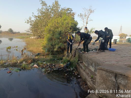 खरोरा सरोवर-शहीद स्मारक स्थल में स्वच्छता अभियान