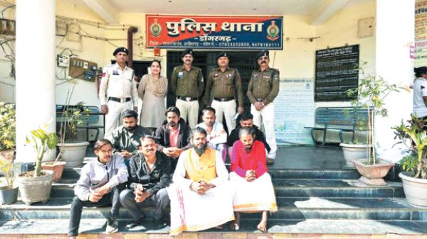 गांजा पीते 8 पकड़ाए