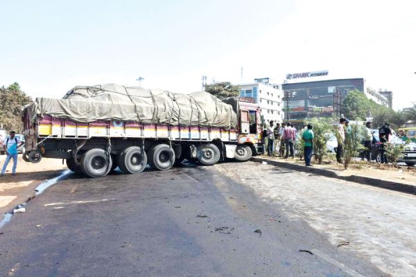 ट्रेलर से टकराई ट्रक, जाम लगा