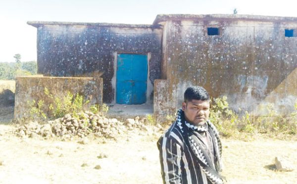 आंगनबाड़ी भवन निर्माण में अनियमितता का आरोप, अधूरा भवन हुआ जर्जर, किराए के मकान में चल रहा केंद्र