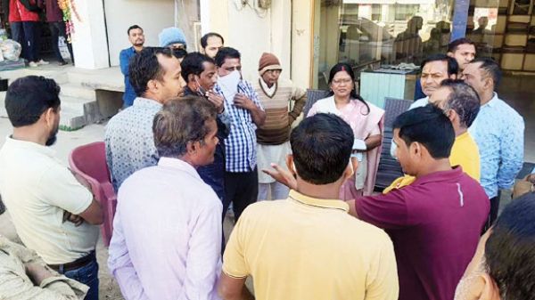 एनएच-343 पर नाली निर्माण को लेकर विवाद, काम ठप, लोगों में बढ़ा आक्रोश