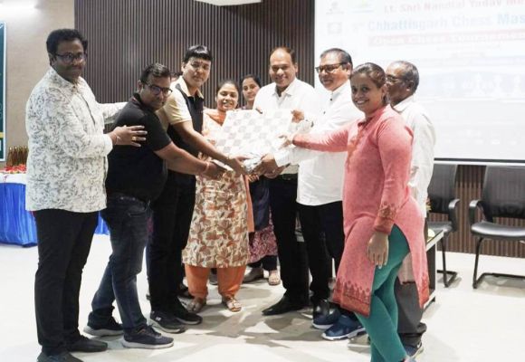 शतरंज में योगदान के लिए  हेमंत खुटे का सम्मान