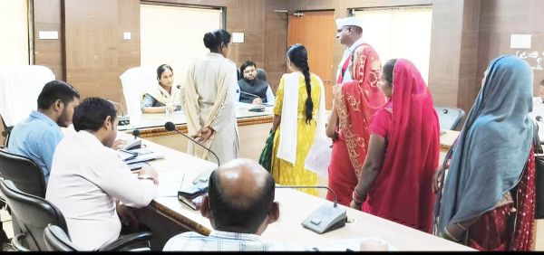 जनदर्शन में 49 आवेदन