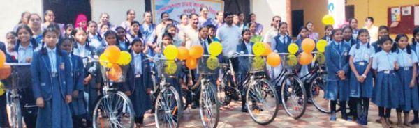 पालिकाध्यक्ष के हाथों छात्राओं को साइकिल वितरित