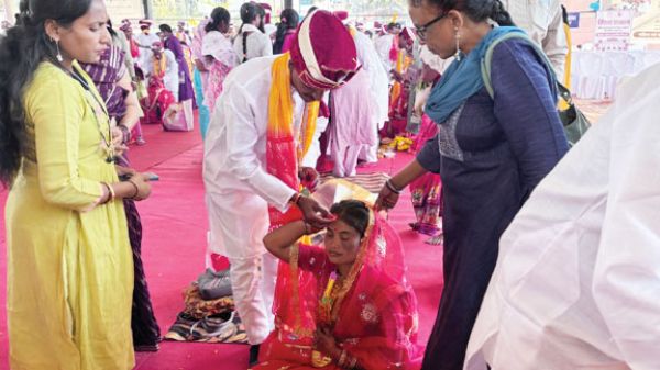 दंतेवाड़ा में 191 जोड़ों की शादी आत्मसमर्पित जोड़े बने जीवन साथी