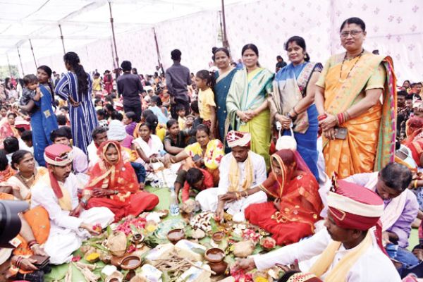 बस्तर के सिटी ग्राउंड में गूंजी शहनाई, 280 जोड़े परिणय सूत्र में बंधे