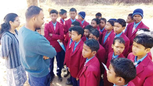 छात्रावास अधीक्षक को हटाने का विरोध, छात्रों का 4 किमी पैदल मार्च