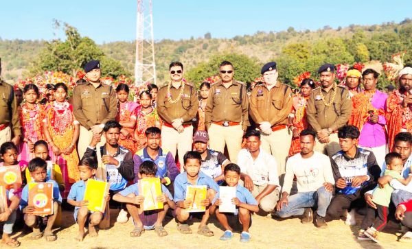 कबीरधाम दौरे में आईजी ने युवाओं संग खेला क्रिकेट