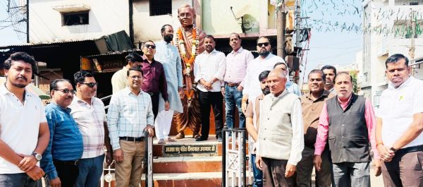 भाजपाईयों ने किया दीनदयाल उपाध्याय की प्रतिमा पर माल्यार्पण