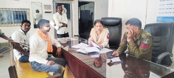 छात्राओं से जहां छेड़छाड़, वहीं अब लूटपाट, चाकू मारकर बोला-रिपोर्ट कराई तो जान से मार देंगे