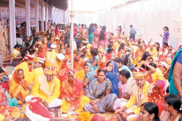 दो सौ जोड़ों की शादी जनप्रतिनिधियों ने दिया आशीर्वाद