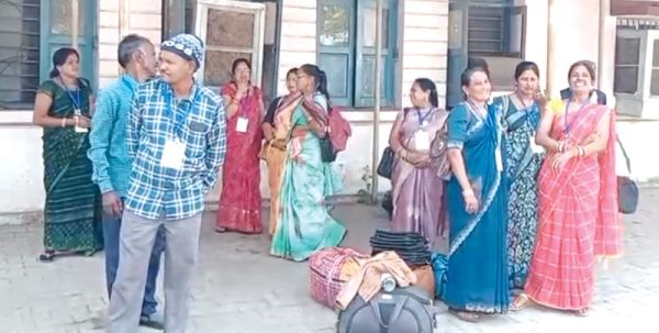 लग्जरी बस विवाद के बीच 50 से अधिक किसान आंध्र गए