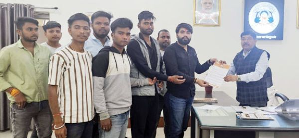 पीजी कॉलेज में सुरक्षा, रिजल्ट और अवैध शुल्क को लेकर प्राचार्य को सौंपा ज्ञापन