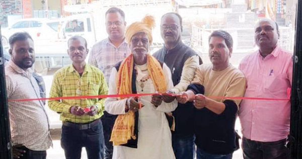 बुजुर्ग यात्री ने यात्री प्रतीक्षालय का फीता काटकर किया उद्घाटन