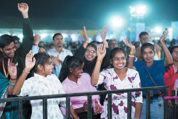 ‘राम आएंगे’ गूंजते ही झूम उठे श्रोता, स्वाति मिश्रा ने बांधा समा