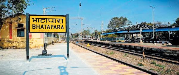 चलती ट्रेन में चढ़ते गिरा अधेड़