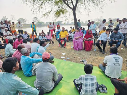 औद्योगिकीकरण के विरोध में उतरे सैकड़ों ग्रामीण