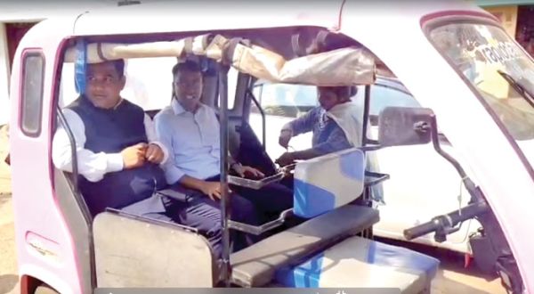 कलेक्टर का पंचायत दफ्तर-स्कूलों का औचक निरीक्षण, मध्यान्ह भोजन का हाल जाना