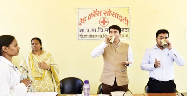 कलेक्टर और जिपं सीईओ ने खाई फाइलेरिया की दवाई