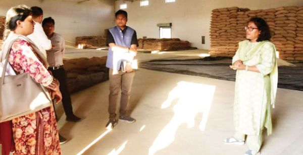 कलेक्टर ने चावल गोदाम का किया निरीक्षण