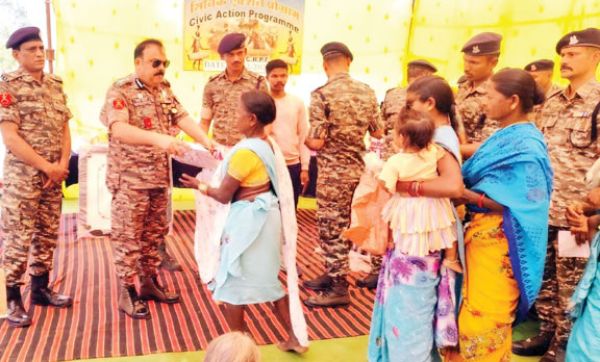  सीआरपीएफ का सिविक एक्शन कार्यक्रम, ग्रामीणों को बांटे सामान