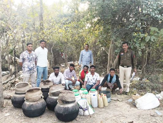 बिजेपुर जंगल क्षेत्र में दबिश, 21 सौ क्विंटल महुआ लाहन नष्ट