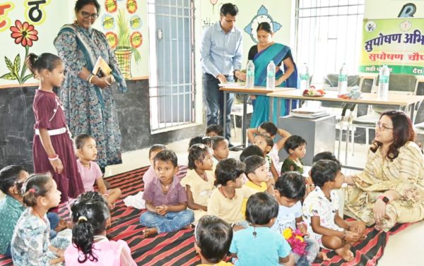 प्रभारी सचिव आबिदी को पसंद आया चर्रा का आंगनबाड़ी केन्द्र