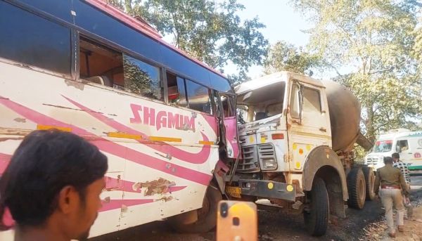 हाइवा और यात्री बस की  टक्कर, 20 जख्मी