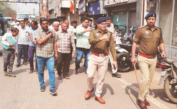 सडक़ पर सामान फैलाकर किए जा रहे अतिक्रमण के खिलाफ बेदखली अभियान