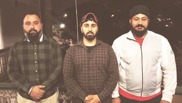 नकली पिस्टल लहराते तीन आरोपी गिरफ्तार