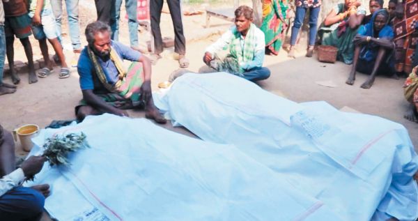  आंगन में पड़ी लाशे, रोते बिलखते परिजन, गांव में सन्नाटा