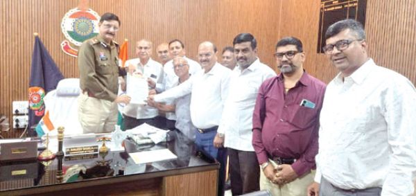 पुलिस कमिश्नर डॉ. शुक्ला का सम्मान