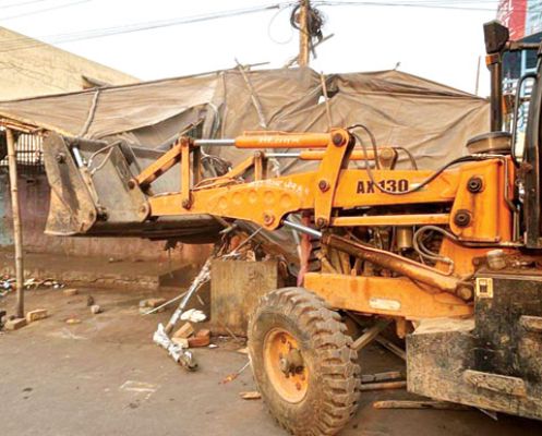 बैजनाथपारा-शास्त्री बाजार में चला बुलडोजर