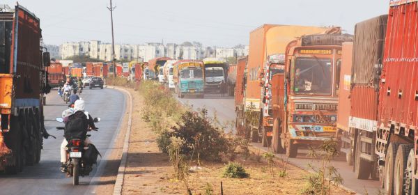 गाडिय़ों की लंबी कतारें