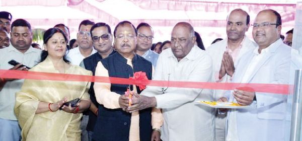 न्यू एरा पब्लिक स्कूल के हाई-टेक भवन का मंत्री रामविचार नेताम ने किया उद्घाटन