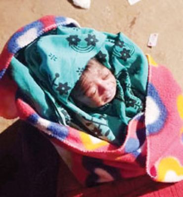 नवजात को खेत के पास जंगल में छोड़ा, अस्पताल में