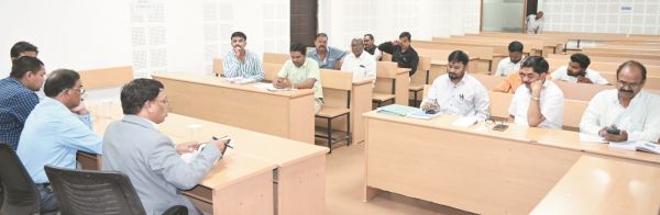 राजस्व वसूली में तेजी लाने और विकास कार्यों को समय पर पूरा करने के निर्देश