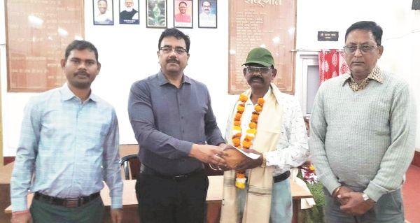 2 कर्मचारी सेवानिवृत्त, दी विदाई