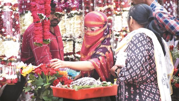 पहरे के बीच प्रीत