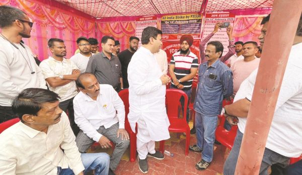 कर्मचारियों को समर्थन देने पहुंचे कांग्रेस जिलाध्यक्ष