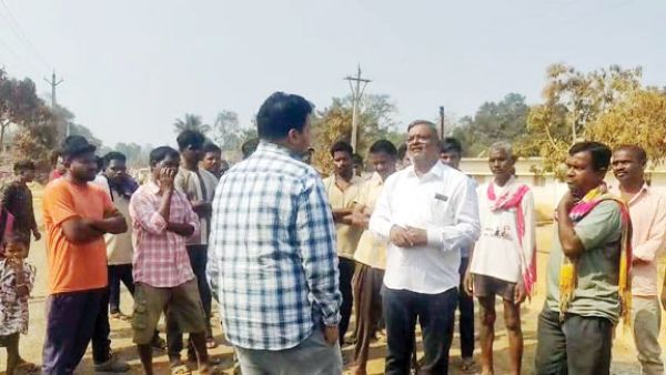 धूल से परेशान ग्रामीणों का सांकेतिक चक्काजाम, प्रशासन की समझाइश पर माने