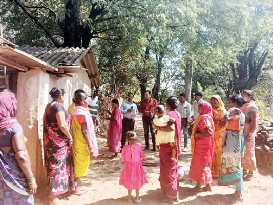स्वच्छता मिशन को गति देने बस्तर के गांवों में पहुँची राज्य और यूनिसेफ की टीम