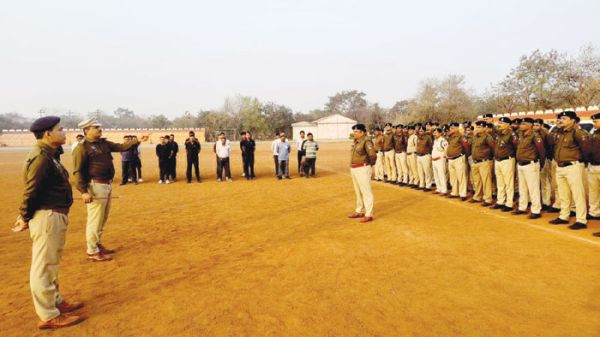 वीआईपी मूवमेंट के दौरान पुलिस वाले हाथ, केन लाठी बाहर निकाल कर इशारे न करने की ताकीद