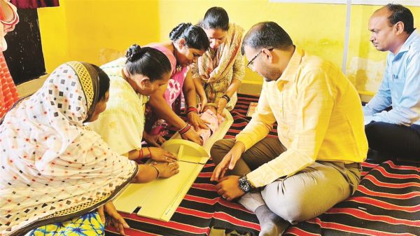 ज़मीन पर बैठकर कलेक्टर ने टटोली सुपोषण की नब्ज़, वजन त्यौहार और सुपोषण चौपाल को सफल बनाने का आह्वान