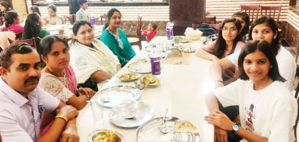 गुजरात के प्रवासी विद्यार्थियों को प्रधानाध्यापिका ने दिया न्योता भोज